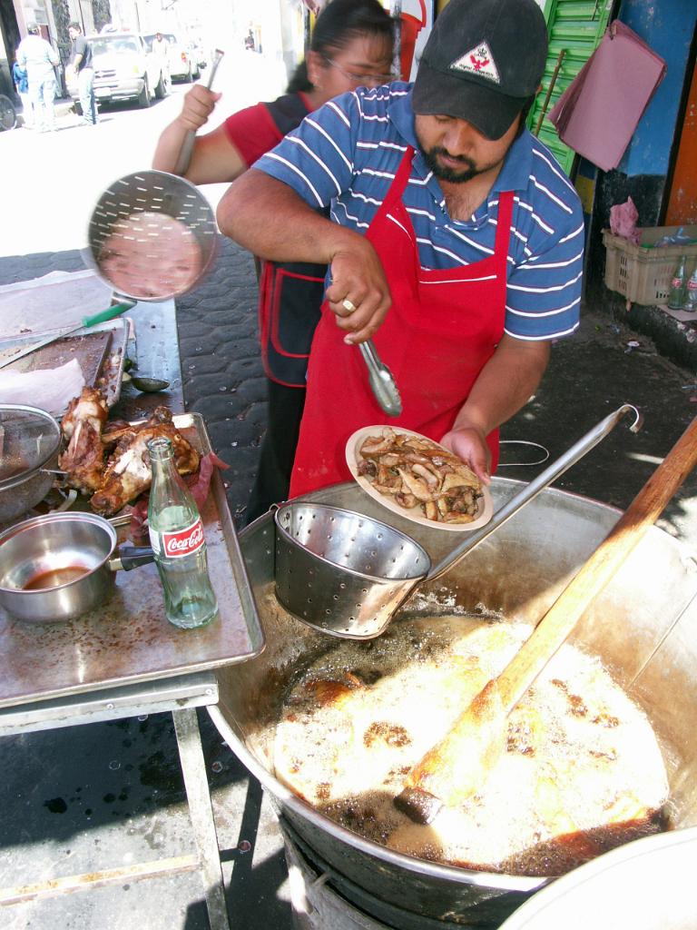 100227_Alchichica 063.jpg - Zde nejprve uvařené maso nakrájí na kousky, které potom dosmažují. Příloha jako obvykle tortilky (tmavší a většinou menší kukuřičné, světlejší pšeničné), salsa roja, salza verde, avokádo a limetky, zde nazývané limón.